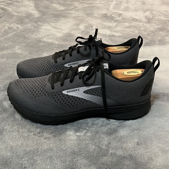 !!!SOLD!!! BROOKS Gray and Black Revel 4 Sneakers 11.5 US - Picture 3 of 9